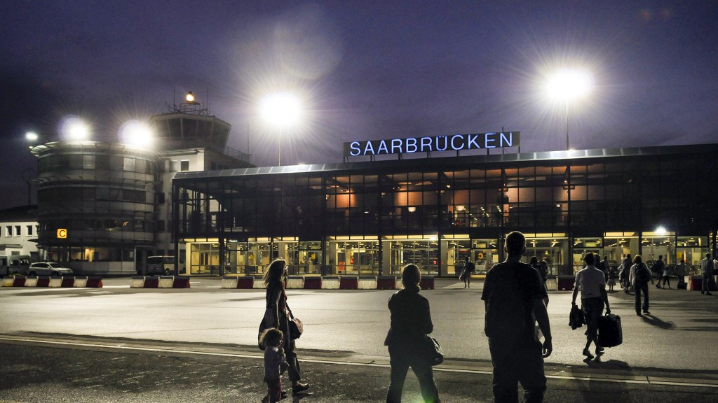 Touristen treffen am Flughafen Saarbrücken-Ensheim ein