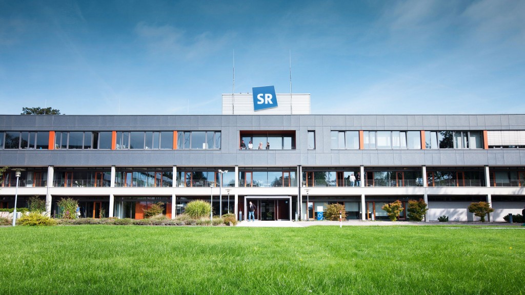 Foto: Das Hörfunkgebäude des Saarländischen Rundfunks mit dem SR-Logo