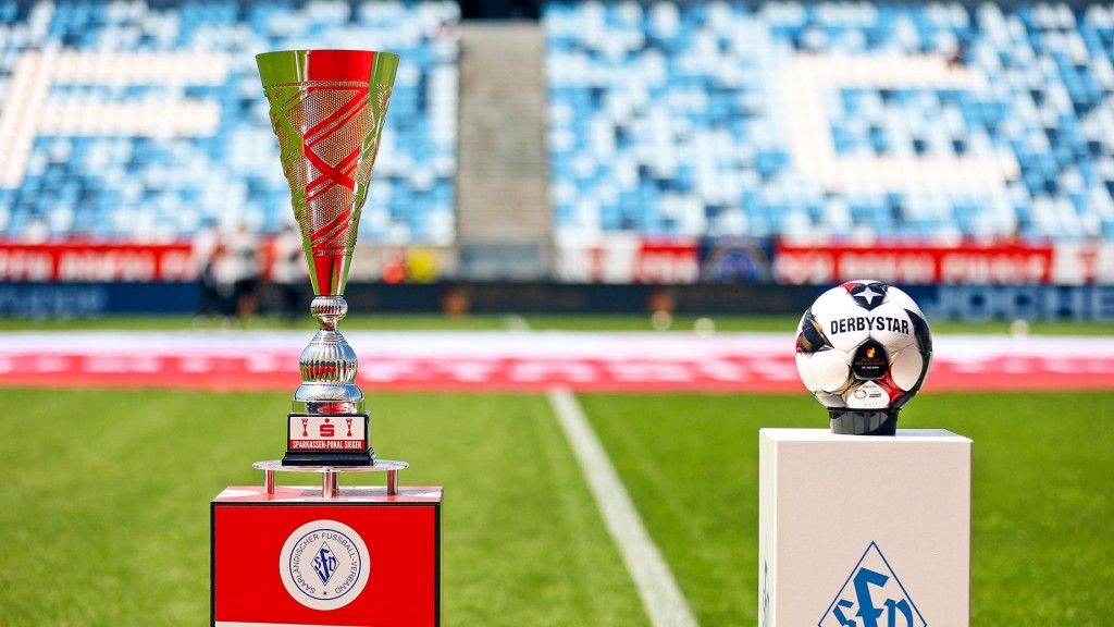 Trophäe und Spielball des Saarlandpokals sind im Stadion ausgestellt