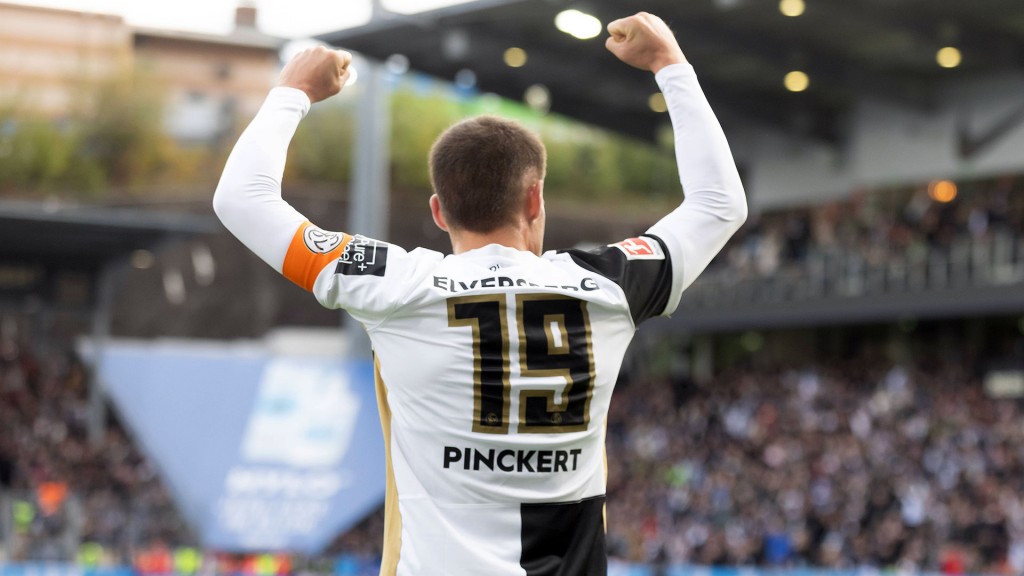 Fussballer Lukas Pinckert jubelt im Trikot der SV 07 Elversberg