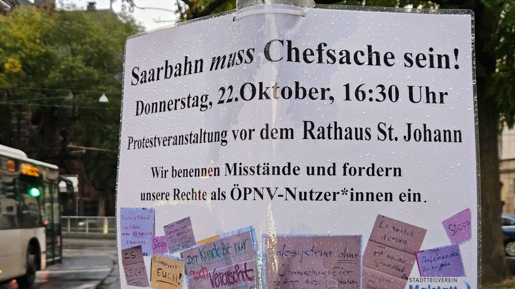Foto: Schild mit Protestankündigung zur Saarbahn auf der Straße