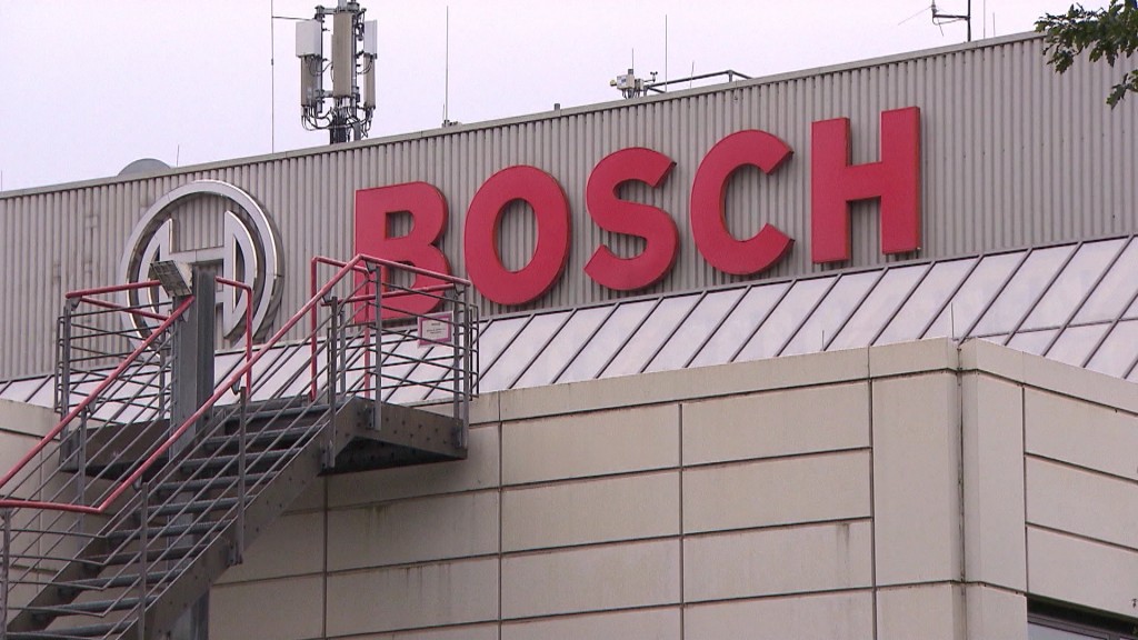 Foto: Das Logo der Firma Bosch an einer Gebäudewand