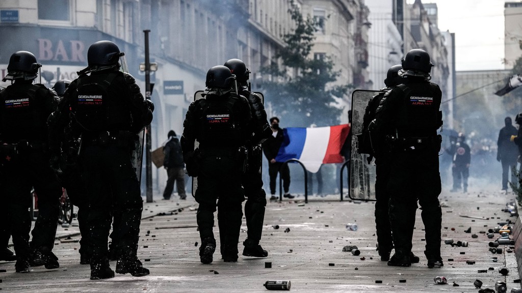 Polizisten in Frankreich (Nancy) sorgen für Sicherheit bei Protesten 