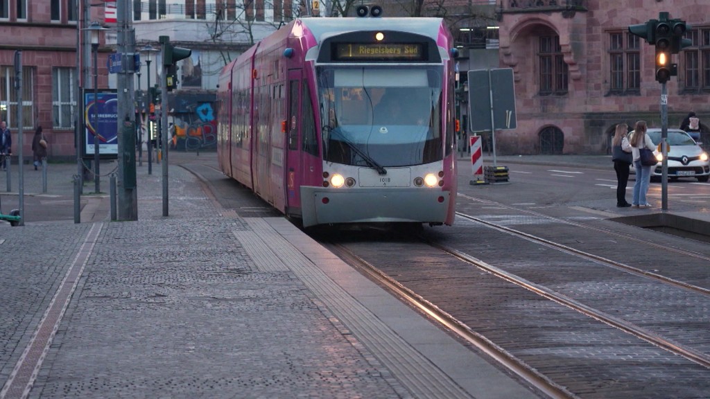 Eine Saarbahn hält an einer Haltestelle.