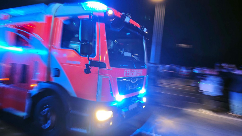 Ein Feuerwehrfahrzeug mit Blaulicht bei Nacht