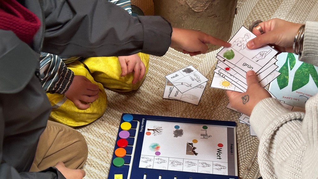 Kindergartenkinder bekommen Gebärdensprache nähergebracht