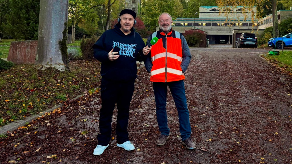 Freaky Jörn und Friedhofsleiter Stefan Ruloff