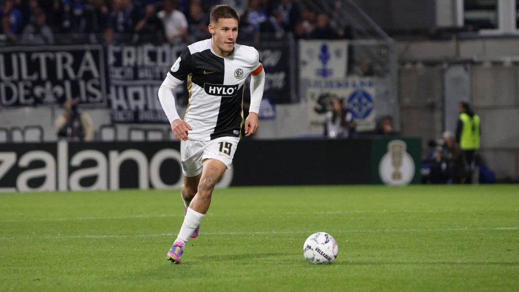 Lukas Pinckert (SV 07 Elversberg) am Ball