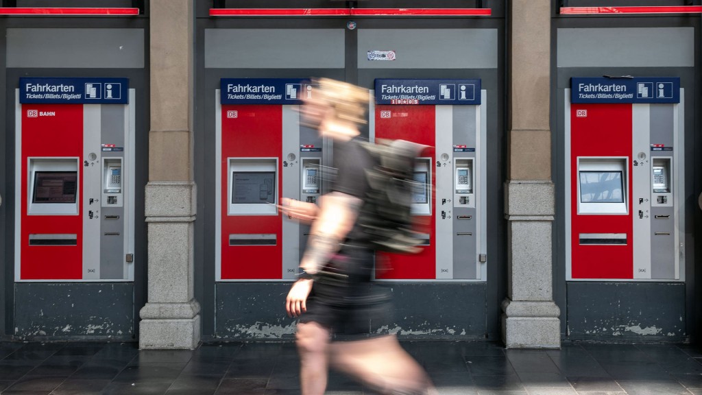 Foto: Jemand läuft an Fahrkartenautomaten vorbei