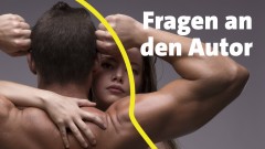 Mann und Frau umarmen sich